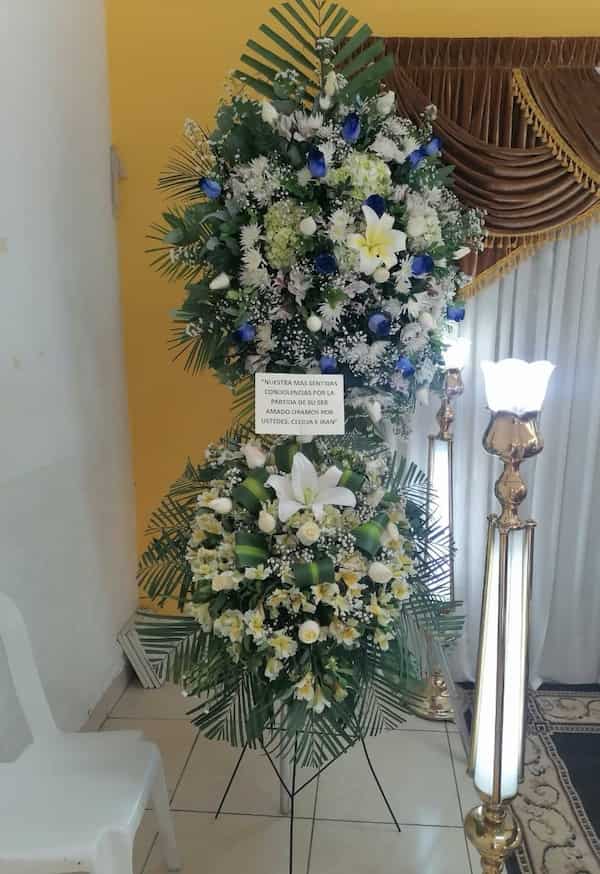Arreglos florales fúnebres Cafae y Carmelitas - Cod:FNB24